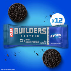 Barra CLIF BUILDER'S en mano para comparar tamaño y facilitar transporte