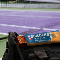 CLIF BUILDERS barrita junto a equipo de entrenamiento, sugiere uso durante recuperación