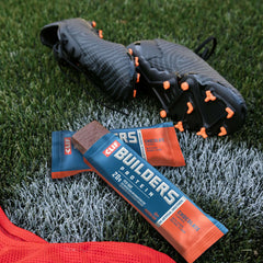 CLIF BUILDERS barra dentro de una mochila listada como snack portátil y energético
