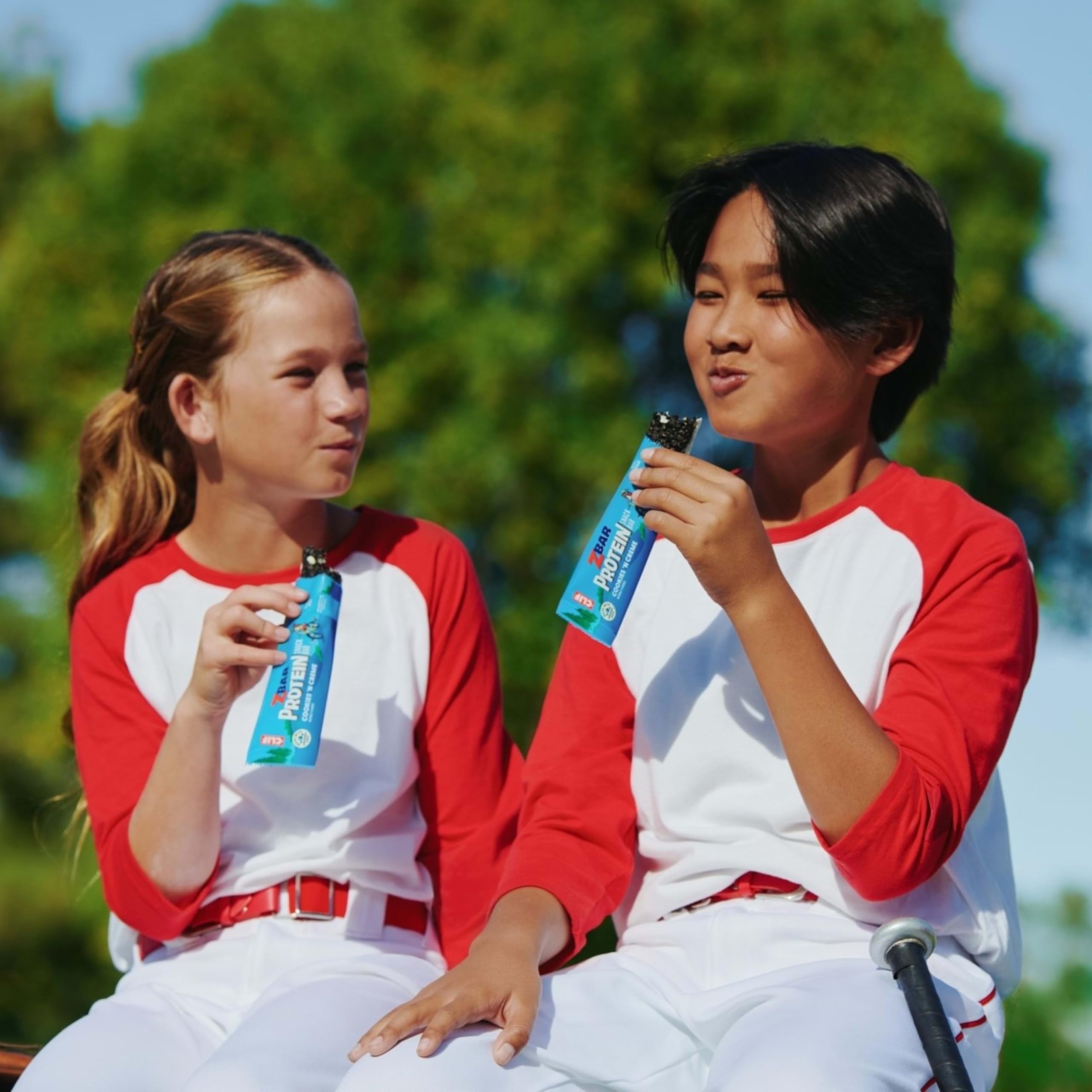 Clif Kid ZBar barra servida en mesa con fruta complemento nutritivo