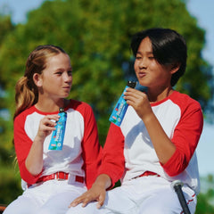 Clif Kid ZBar barra servida en mesa con fruta complemento nutritivo