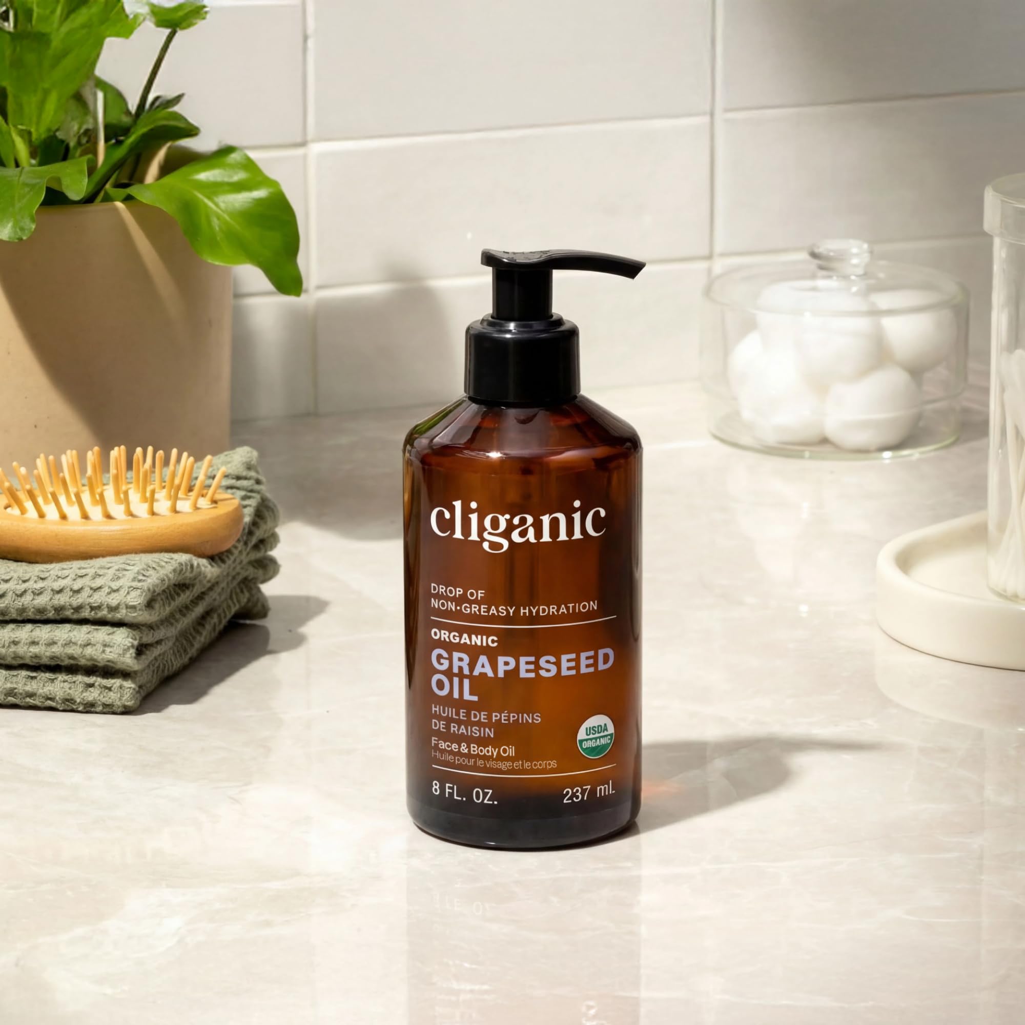 Cliganic aceite sobre fondo natural destacando origen sostenible