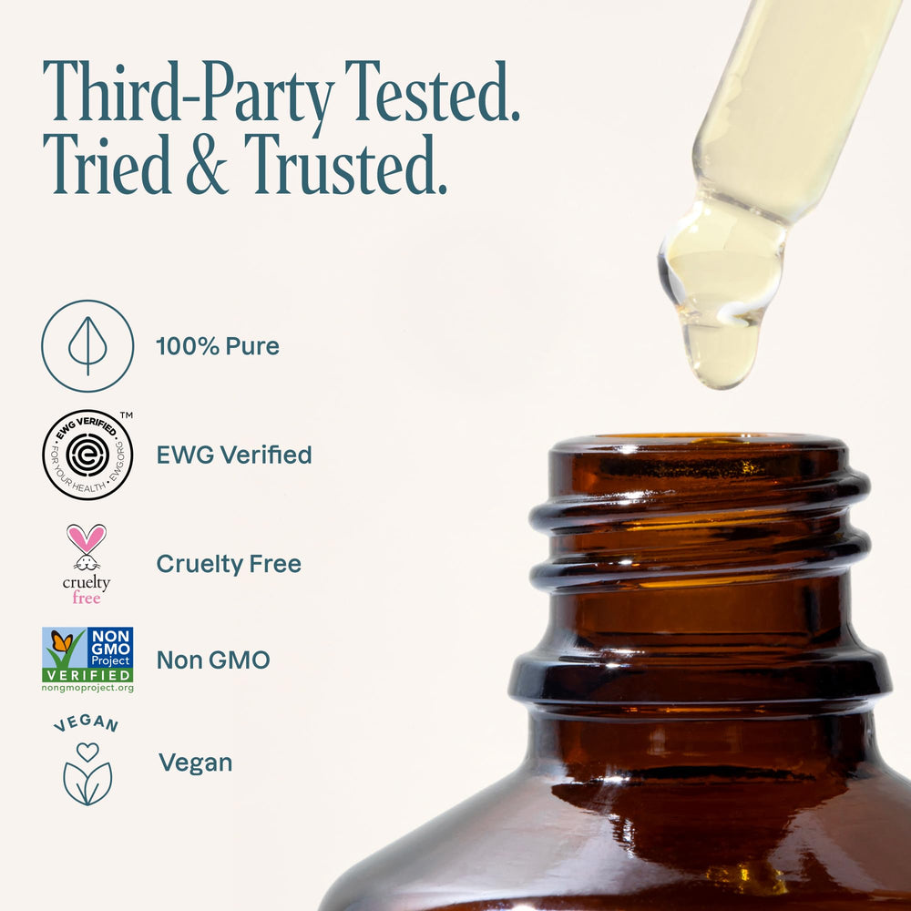 Cliganic aceite en puntas de cabello aportando brillo y control