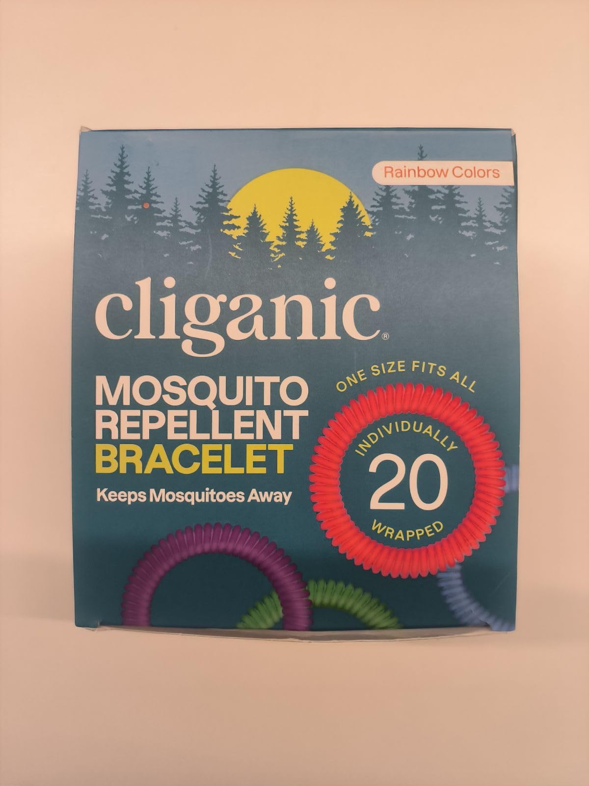 Cliganic pulsera junto a una mano para escala, tamaño ajustable y portabilidad clara