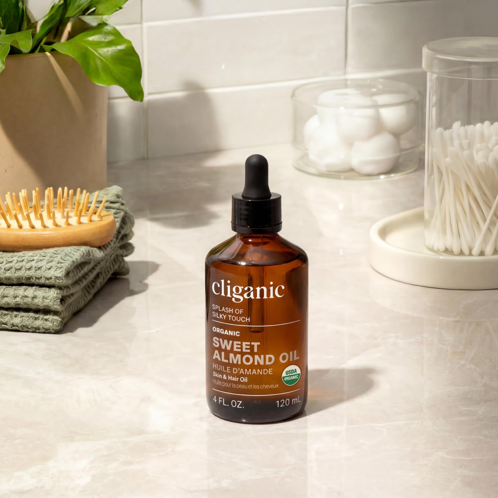 Cliganic uso en rutina de cabello en mano y mechón, mejora el brillo