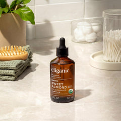 Cliganic uso en rutina de cabello en mano y mechón, mejora el brillo