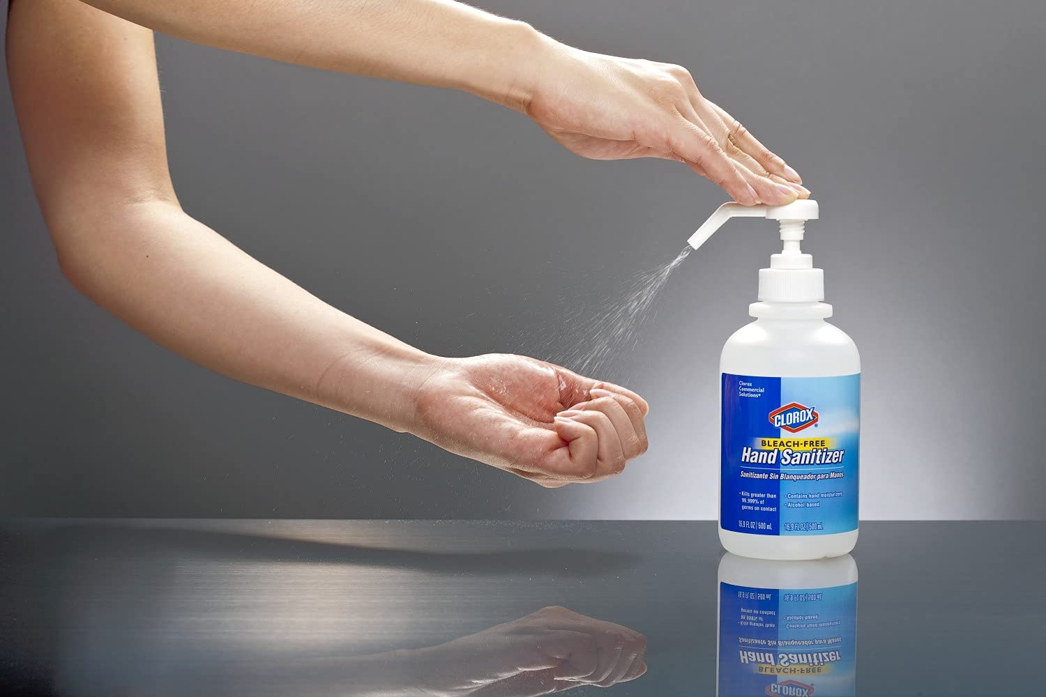 Clorox comparación de tamaño en mano que demuestra capacidad 500 mL práctica