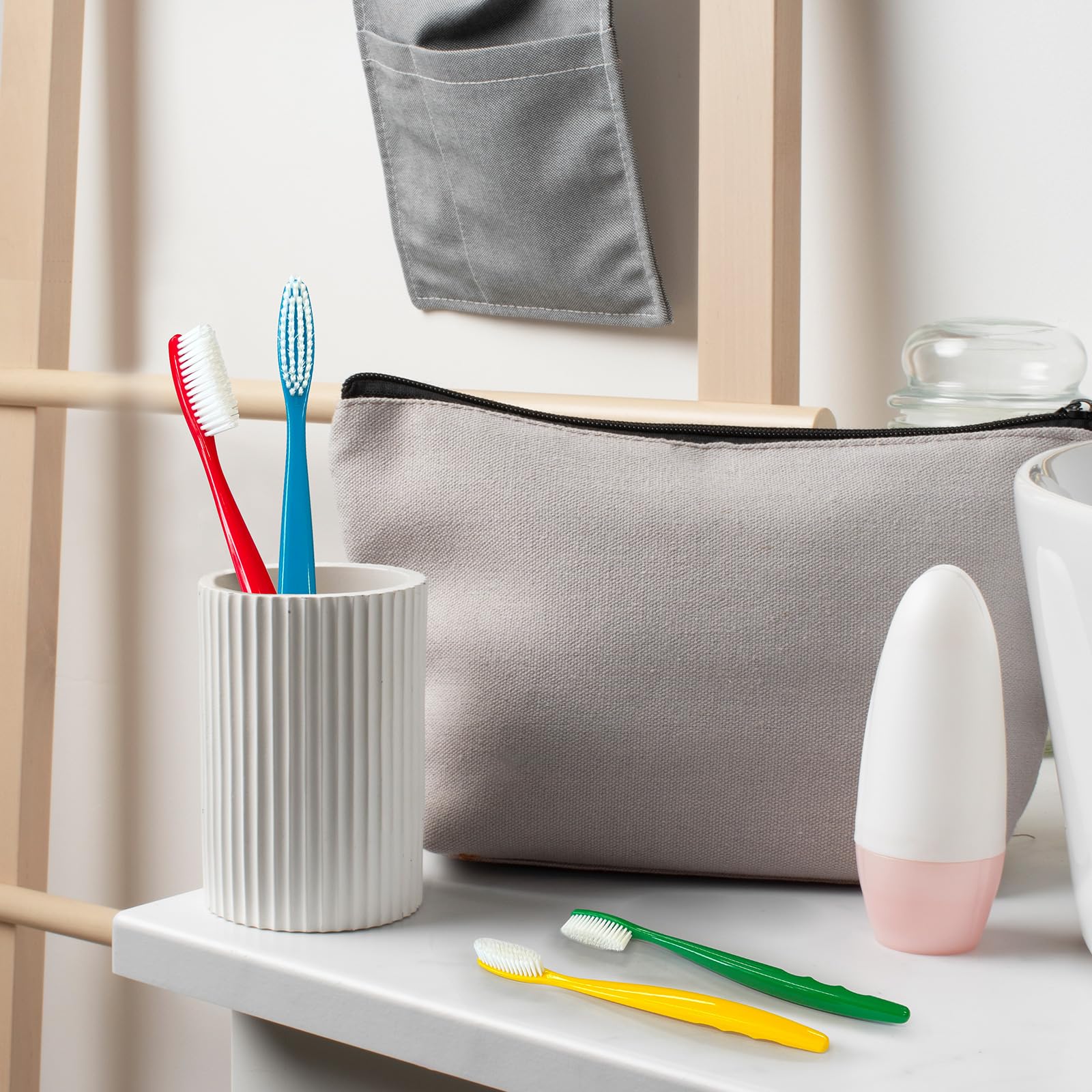 COCOBURI cepillo en uso junto al lavabo, práctico para viajes