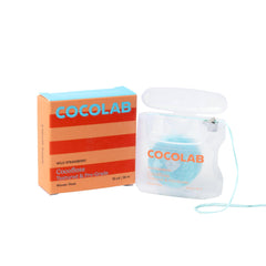Cocofloss frontal del paquete mostrando color azul y aroma a fresa, limpieza visual
