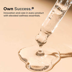 Codeage persona tomando cápsula en cocina para uso diario práctico