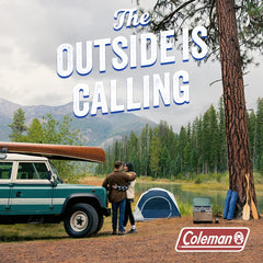 Coleman en tienda de campaña con equipo de camping mostrando conveniencia