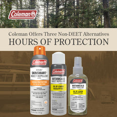 Coleman SkinSmart spray en mano mostrando textura seca y absorción rápida