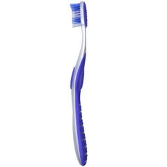 Colgate 360 en baño junto a accesorios, estilo de vida práctico