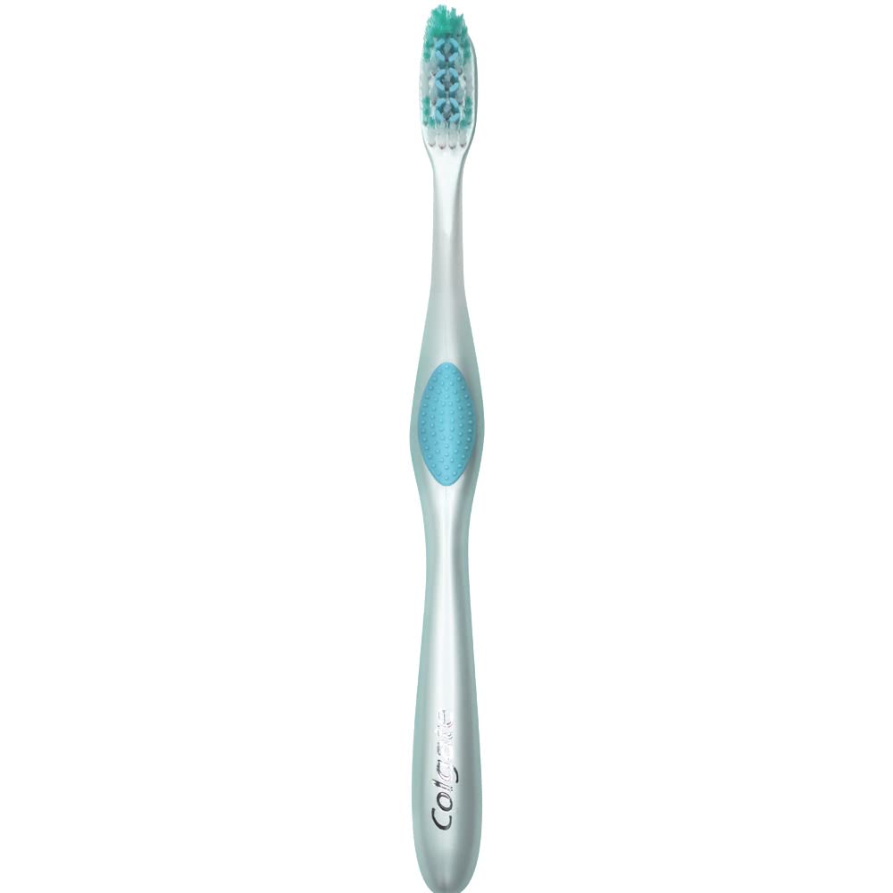 Colgate 360 cepillo en mano mostrando uso cómodo y seguro