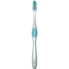 Colgate 360 cepillo en mano mostrando uso cómodo y seguro