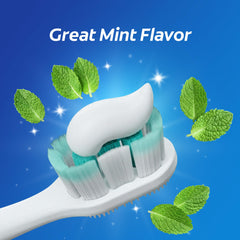 Colgate persona cepillando mostrando uso cotidiano y boca más fresca
