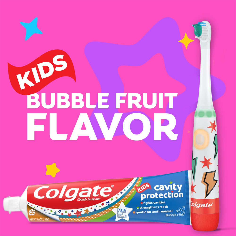 Colgate niño cepillándose mostrando aceptación del sabor Bubble Fruit