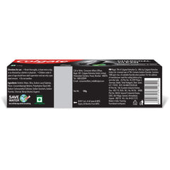 Tubo de Colgate Charcoal Clean en bolso de viaje para higiene bucal en movimiento