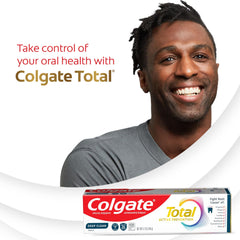 Colgate tubo abierto con hilo de pasta mostrando la cantidad recomendada