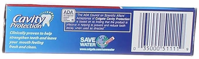 Colgate tubo sostenido en mano para comparar tamaño y portabilidad en viajes