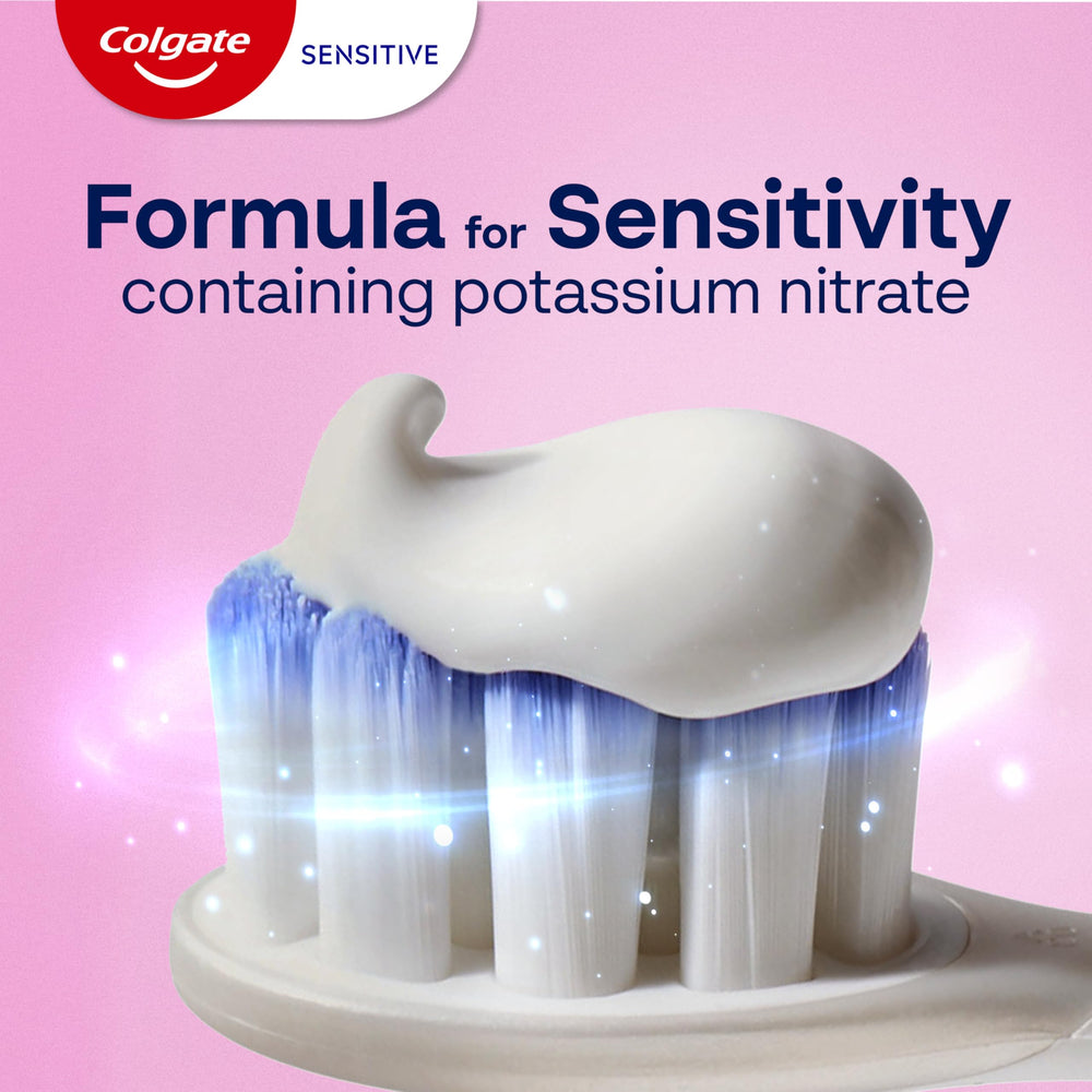 Colgate ambientado en baño moderno comunicando uso cotidiano y sensación fresca
