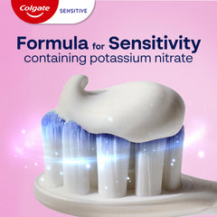 Colgate ambientado en baño moderno comunicando uso cotidiano y sensación fresca