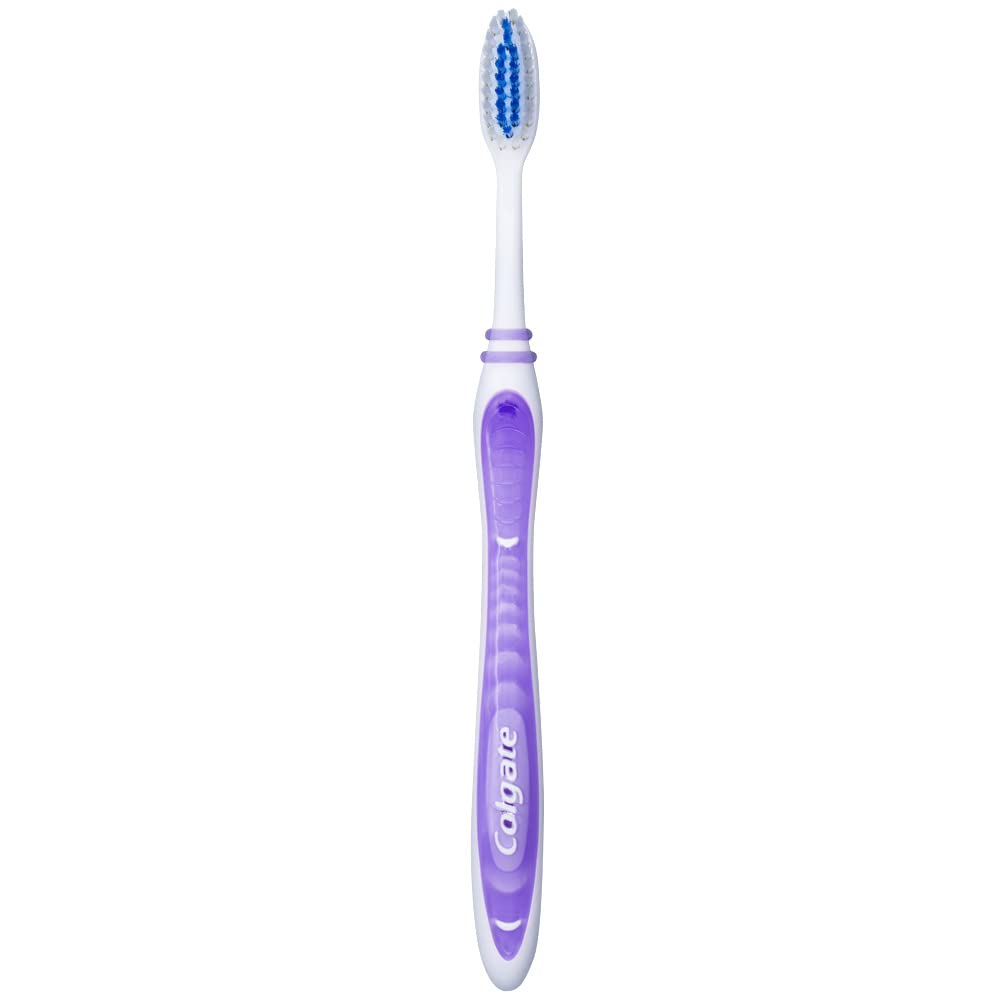 Colgate en baño junto a artículos mostrando uso cotidiano práctico