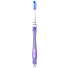 Colgate en baño junto a artículos mostrando uso cotidiano práctico