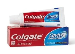 Colgate etiqueta del tubo destacando flúor y beneficios preventivos visibles