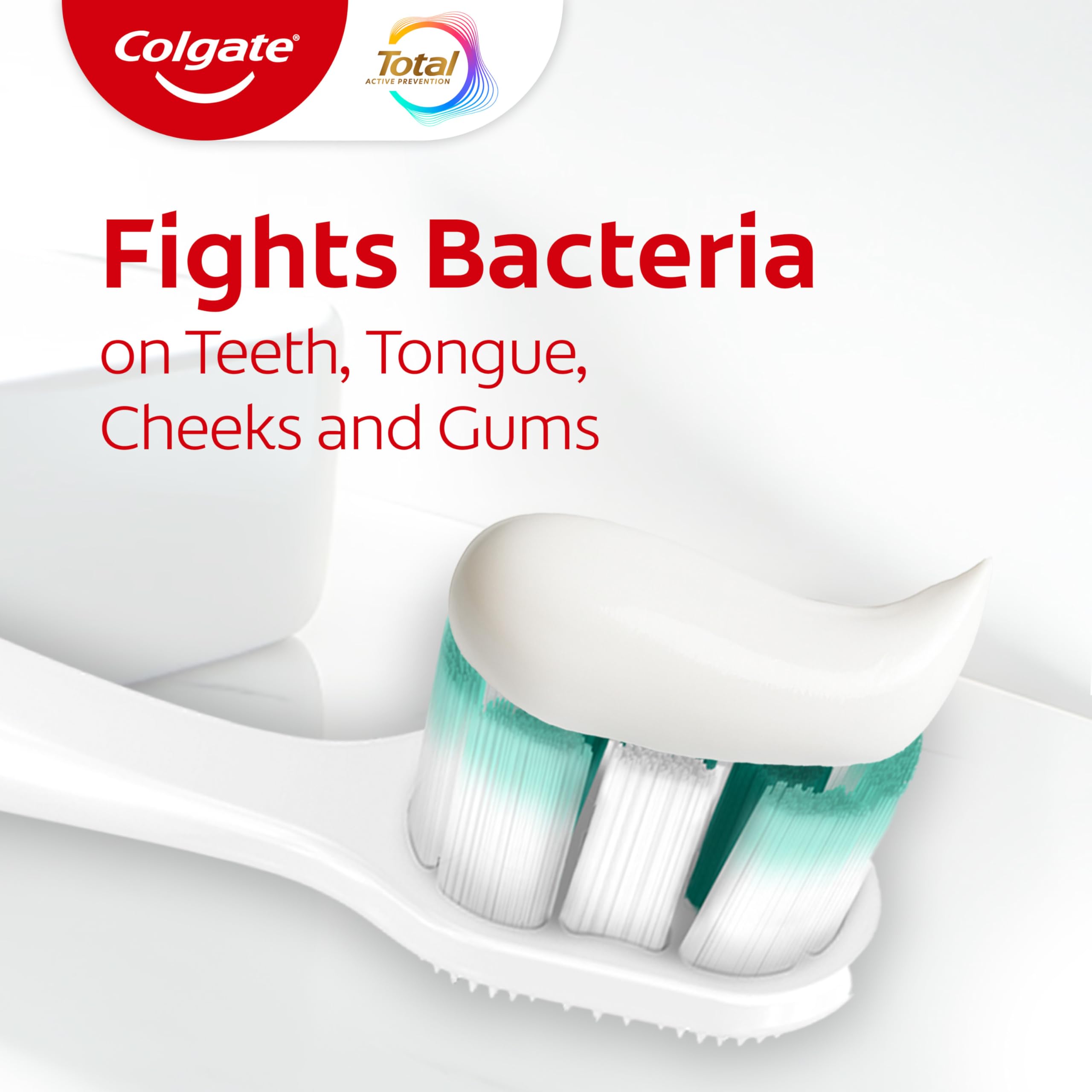 Colgate Total familia en baño usando la pasta para higiene familiar continua