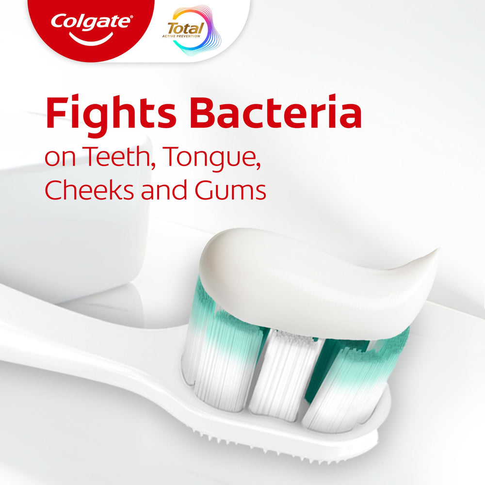 Colgate Total familia en baño usando la pasta para higiene familiar continua