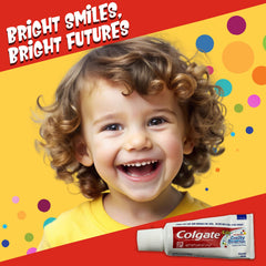 Colgate tubo en mano demostrando tamaño de viaje práctico