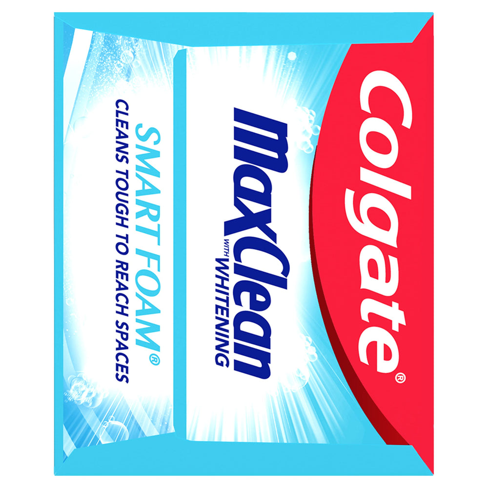 Colgate Max Clean aplicado en cepillo durante el cepillado para mejor alcance
