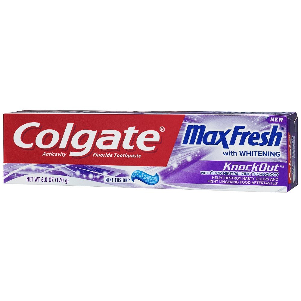 Colgate Max Fresh persona cepillándose para mostrar sensación de frescor prolongado