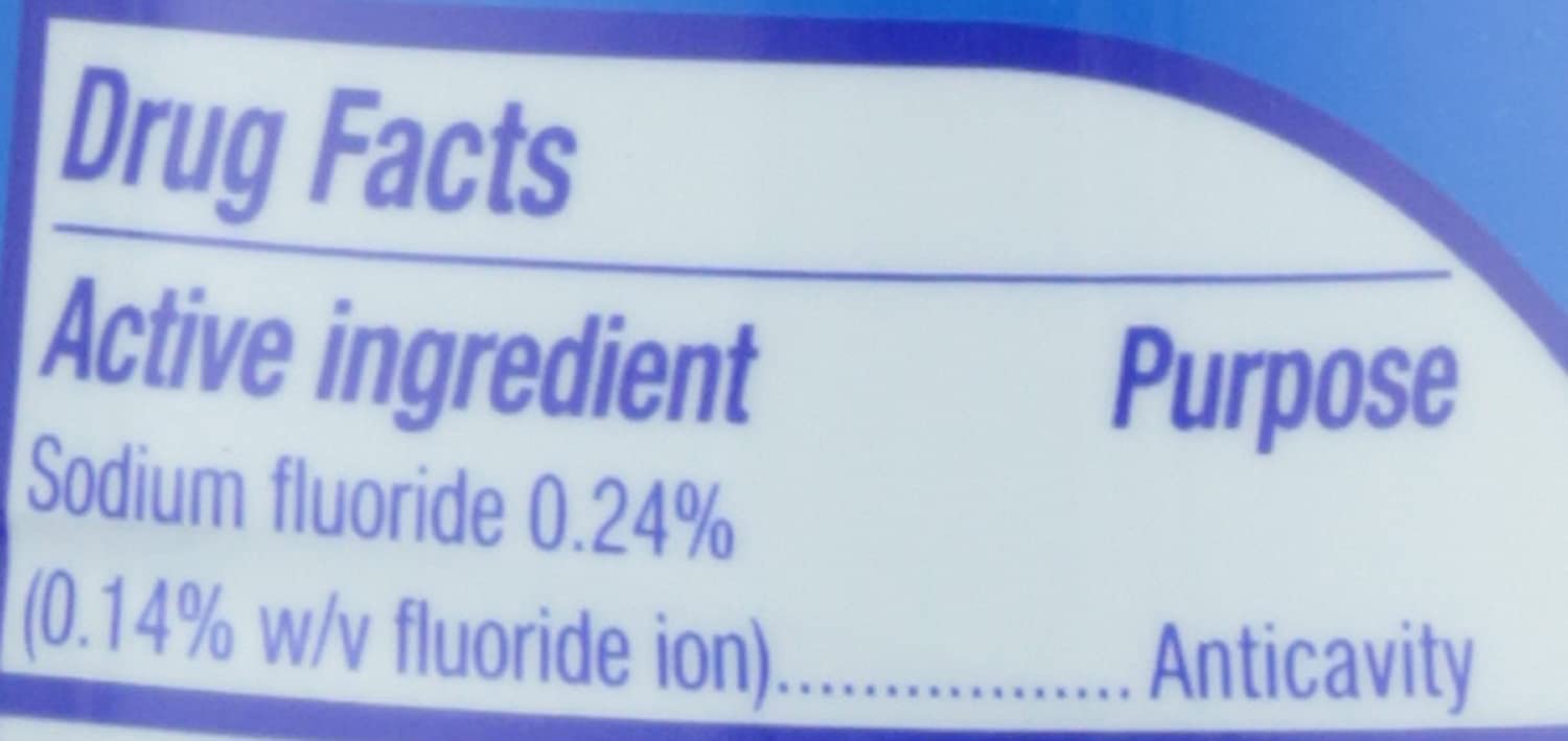 Colgate Max Fresh en uso cepillando dientes para sensación refrescante rápida