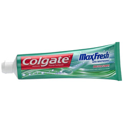 Colgate Max Fresh en baño moderno como producto de rutina diaria, aliento prolongado