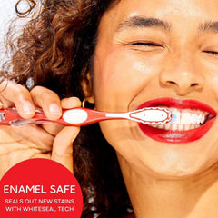 Colgate Optic White en baño sobre encimera ilustrando uso diario y conveniencia