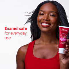 Colgate Optic White junto a objeto para comparar tamaño y portabilidad