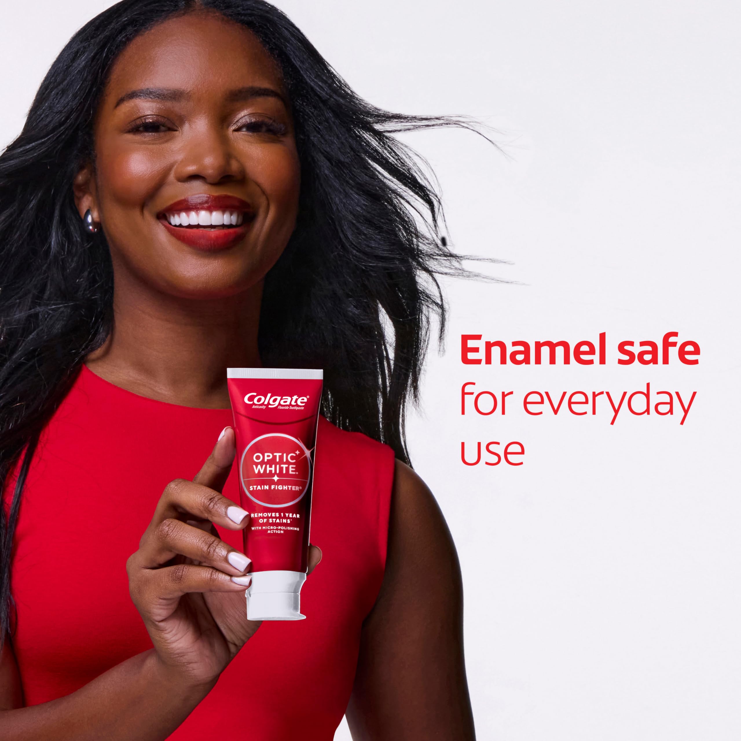 Colgate en entorno de baño transmitiendo uso diario cómodo