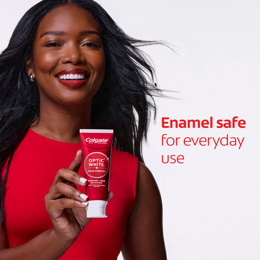 Colgate en entorno de baño transmitiendo uso diario cómodo