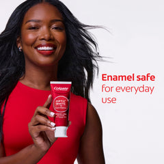 Colgate en entorno de baño transmitiendo uso diario cómodo