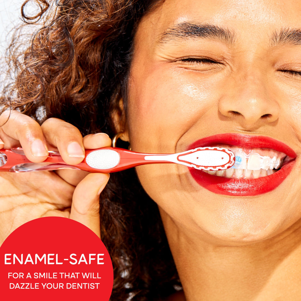 Persona cepillando dientes con Colgate Optic White demostrando uso diario efectivo