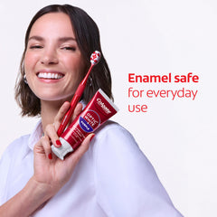 Colgate Optic White Purple en uso cepillando dientes para limpieza efectiva