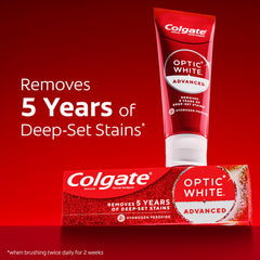 Colgate Optic White pasta en cepillo mostrando la textura y eficacia pulidora
