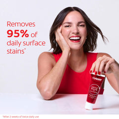 Colgate espuma blanca sobre cepillo resaltando limpieza efectiva