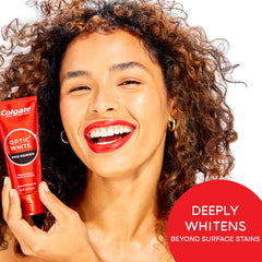 Colgate Optic White primer plano de textura de la pasta para ver consistencia y limpieza