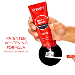 persona cepillándose con Colgate Optic White Pro Series mostrando frescura y cuidado diario
