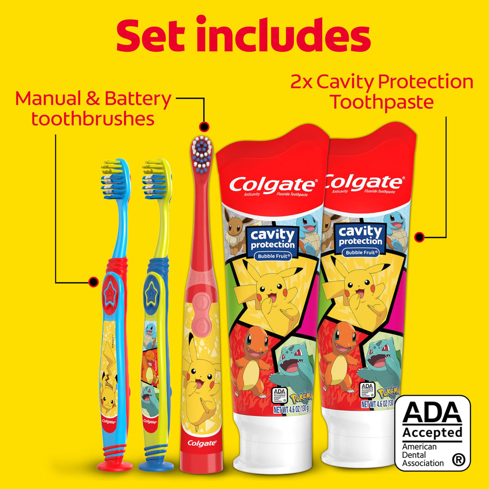 Colgate dos cepillos manuales siendo sostenidos por una mano pequeña para control