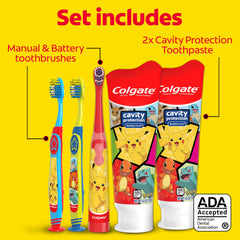 Colgate dos cepillos manuales siendo sostenidos por una mano pequeña para control