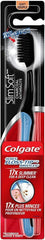 Colgate Slimsoft Charcoal cepillando dientes demostrando limpieza suave y eficaz
